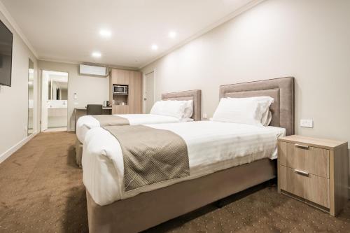 阿尔弗斯通灯塔酒店 的酒店客房带两张床和厨房