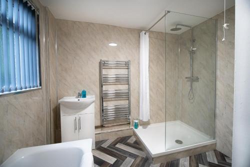 纽波特Corpa Retreat的带淋浴、卫生间和盥洗盆的浴室