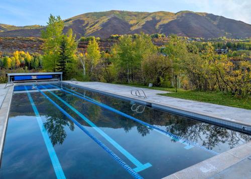 阿斯潘阿斯彭草地度假酒店的一座山地游泳池