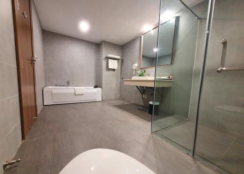 孟清演洲大酒店 的一间浴室