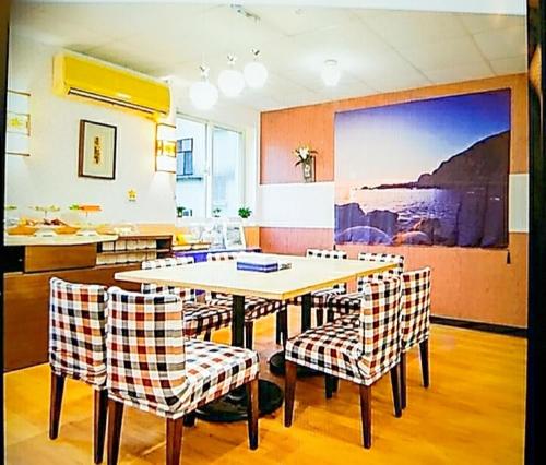 基隆Non-profit bee home的一间带桌椅的用餐室