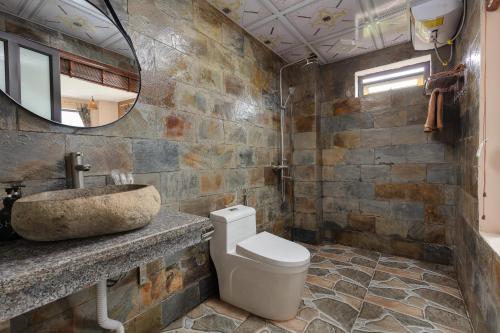 萨帕Mega View Homestay的一间带水槽、卫生间和镜子的浴室