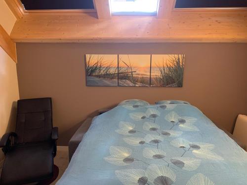 穆斯克龙Ecolodge Zen Otra Cosa的卧室配有一张床,墙上挂有两张照片
