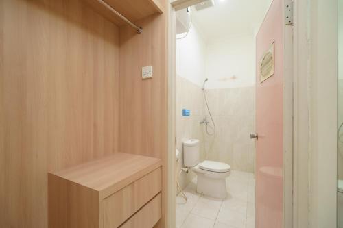 德波RedDoorz Syariah @ Cinere Depok的浴室配有卫生间、盥洗盆和淋浴。