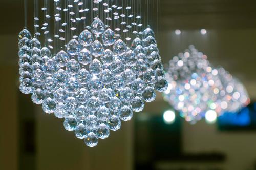 布拉索夫金色年华酒店的吊灯上的一束水晶