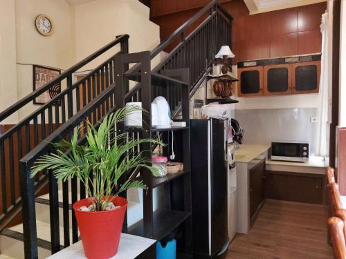 当格浪TAMA Guesthouse 15 People for Family or Group的厨房设有黑色楼梯和冰箱