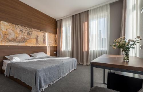 西格纳吉Hotel History • სასტუმრო ისტორია的配有一张床和一张书桌的酒店客房