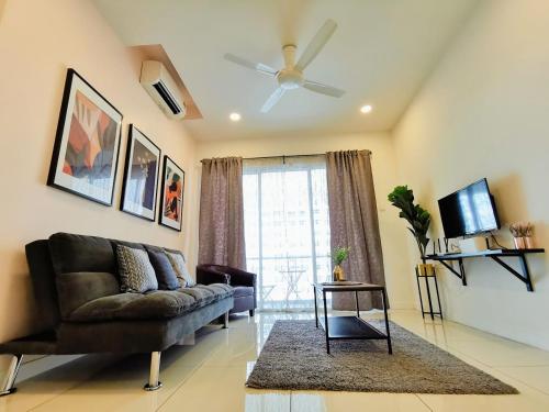 普崇Skypod Residence Puchong的带沙发和吊扇的客厅