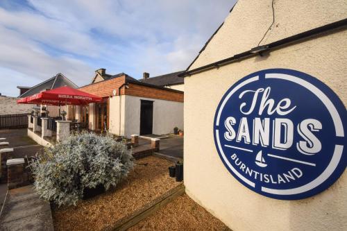 本泰兰Burntisland Sands Hotel的建筑物一侧沙餐厅标志