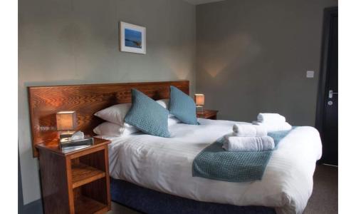 安布尔The Wellwood的一间卧室配有一张带蓝色枕头的大床