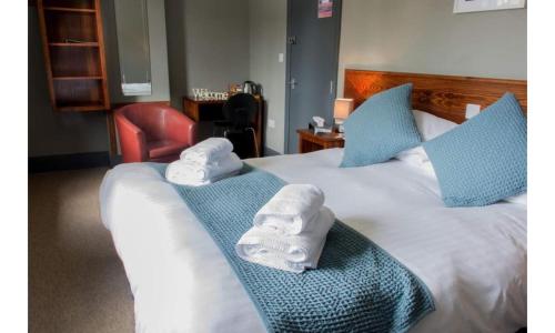 安布尔The Wellwood的酒店客房的床上配有2条毛巾