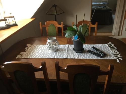 EverödSanddala Bed & Breakfast的餐桌,餐桌上摆放着桌布和植物
