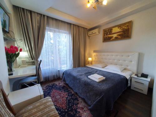 基希讷乌贝拉多纳酒店的卧室配有床、椅子和窗户。
