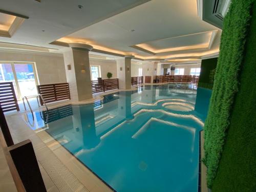多哈Magnum Hotel & Suites West Bay的大楼内的大型室内游泳池