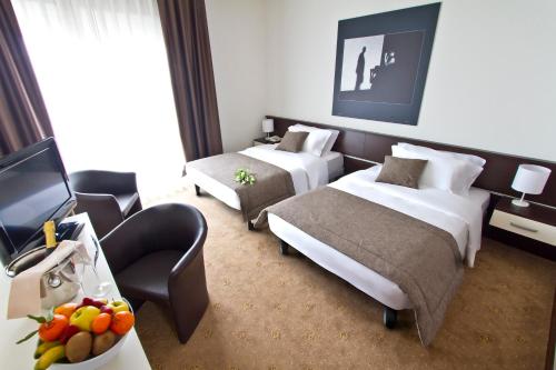 科内利亚诺优罗烈斯特酒店的酒店客房设有两张床和电视。