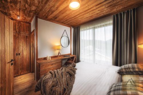 迪马诺卡多林纳Apartment Claudie de Luxe的一间卧室设有一张床和木制天花板