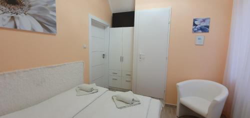 塞格德Anna vendégház的卧室配有白色的床和镜子