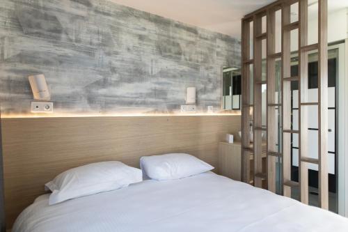 亚贝克度假公园克莱因东街酒店的一间卧室配有带2个枕头的床