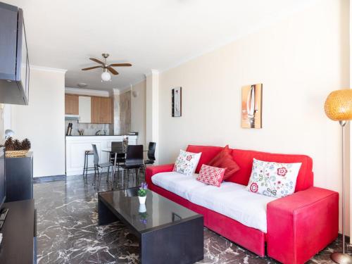 阿坎提拉德洛斯基布埃纳维斯塔洛斯巨人公寓的客厅配有红色的沙发和桌子