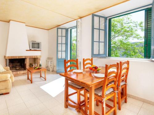 La Vall de Santa CreuApartment La Rectoria II by Interhome的厨房以及带木桌和椅子的客厅。