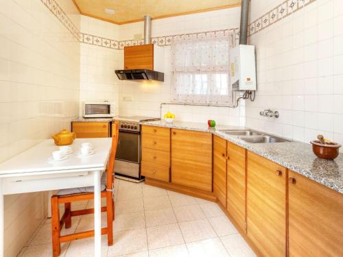 La Vall de Santa CreuApartment La Rectoria II by Interhome的一个带木制橱柜和水槽的小厨房