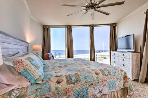 比洛克西Sunny Beachfront Biloxi Condo with Resort Amenities!的一间卧室设有一张床,享有海景