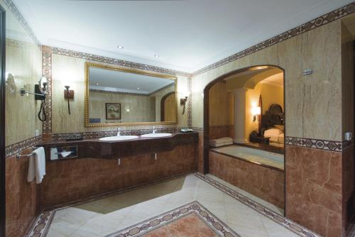 卡波圣卢卡斯Riu Palace Cabo San Lucas - All Inclusive的一间带两个盥洗盆和大镜子的浴室