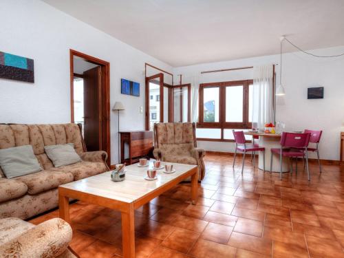 兰卡Apartment Sant Carles by Interhome的客厅配有沙发和桌子