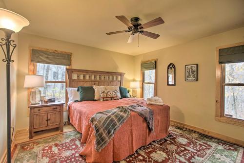 Mount Torry FurnaceWintergreen Resort Cabin 1 Mi to Golf Course!的一间卧室配有一张床和吊扇