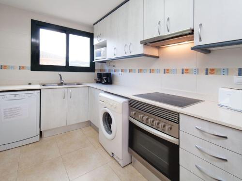 莱斯卡拉Apartment Escorxador by Interhome的厨房配有洗衣机和烘干机