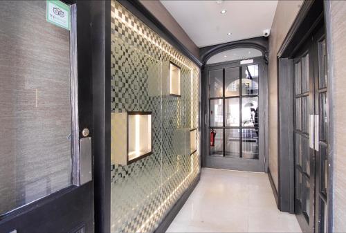 伦敦贝克街公园大道酒店的走廊上设有马赛克瓷砖墙