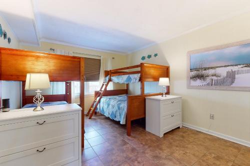 大洋城Bayspot L的一间卧室配有双层床和书桌