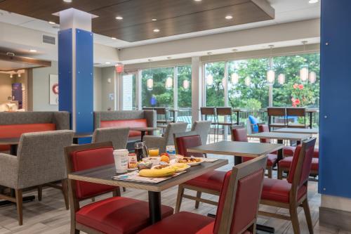 Holiday Inn Express & Suites Greenville S - Piedmont, an IHG Hotel餐厅或其他用餐的地方