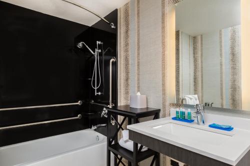 尤金市区智选假日套房酒店 - 大学店的一间浴室