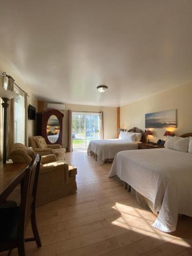 布莱顿木制度假山林小屋的酒店客房,设有两张床和一张沙发