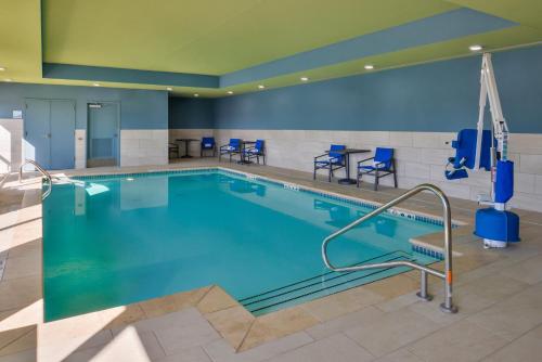 Holiday Inn Express & Suites - Kansas City - Lee's Summit, an IHG Hotel内部或周边的泳池