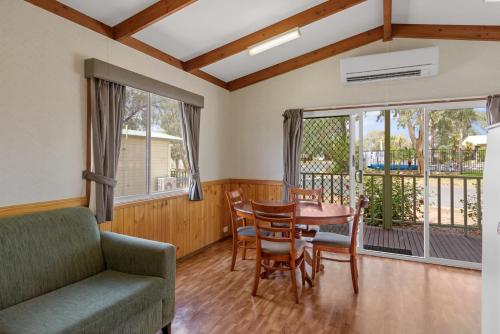 奥古斯塔港Discovery Parks - Port Augusta的客厅配有桌椅