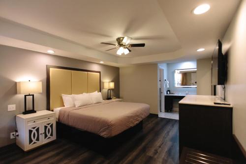 海伦河湾小屋汽车旅馆的一间酒店客房 - 带一张床和一间浴室