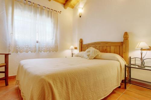 胡斯卡尔胡斯卡尔乡村度假屋的一间卧室设有一张大床和一个窗户。
