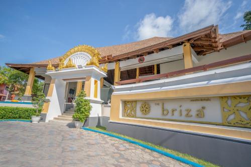 查汶The Briza Beach Resort, Samui - SHA Plus的建筑的侧面有标志