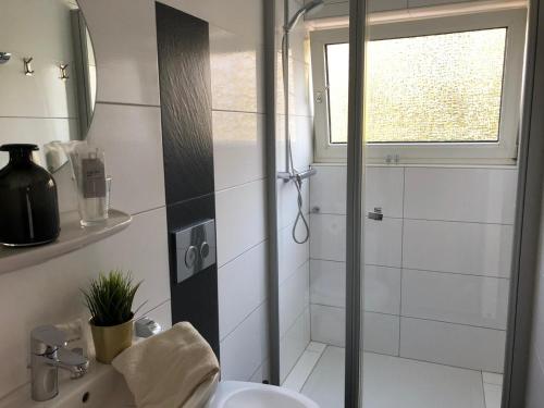 科布伦茨Hotel Berghof by 42的带淋浴和盥洗盆的浴室