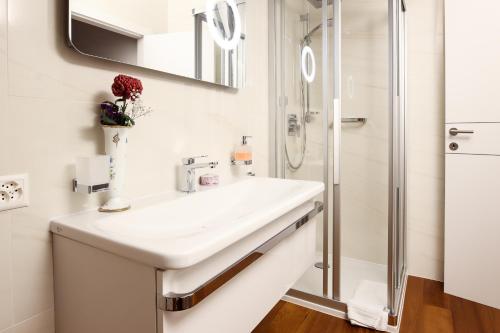 卢加诺Al Ciani Balcony Suite的一间带水槽和淋浴的浴室