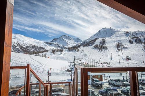 塞斯特雷Hotel Du Col的享有雪覆盖的山峰和滑雪场的景色