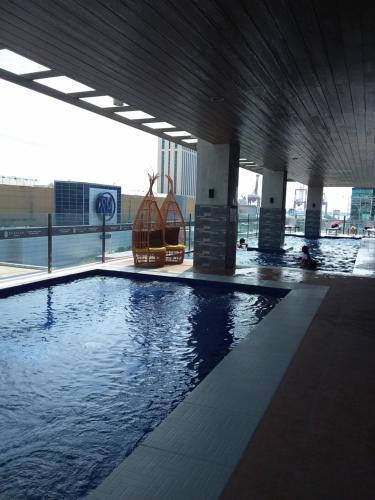 AJ Sundiva Tower w balcony内部或周边的泳池