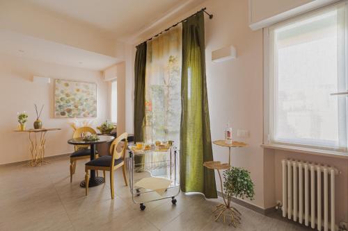 安科纳La Maison Di Carla的客厅配有桌子和窗户