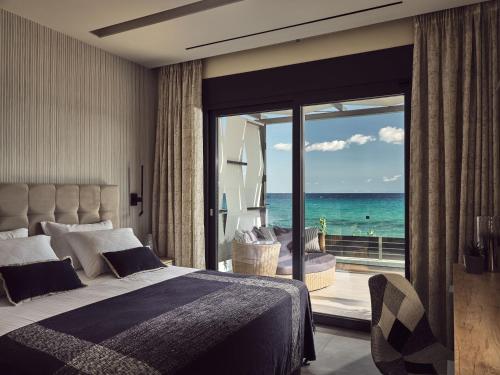 阿利卡纳斯Blue View Villa的一间卧室配有一张床,享有海景