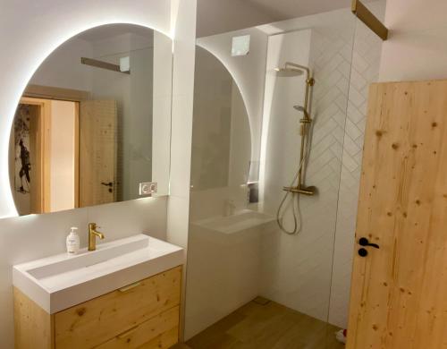 扎科帕内Apartament Skiturowy Jagiellonska Residence的白色的浴室设有水槽和淋浴。