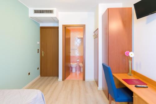 马尔孔滕塔帕罗迪欧酒店的客房设有书桌和带卫生间的浴室。