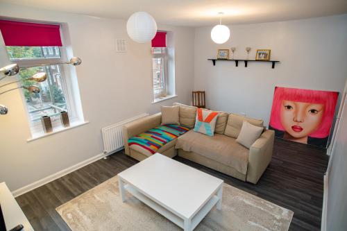 伦敦Two Bedroom Duplex in Angel HIgh Street的客厅配有沙发和桌子