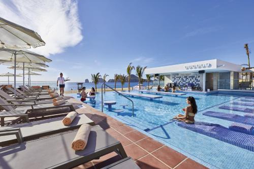卡波圣卢卡斯Riu Palace Baja California - Adults Only - All Inclusive的 ⁇ 染度假村的游泳池